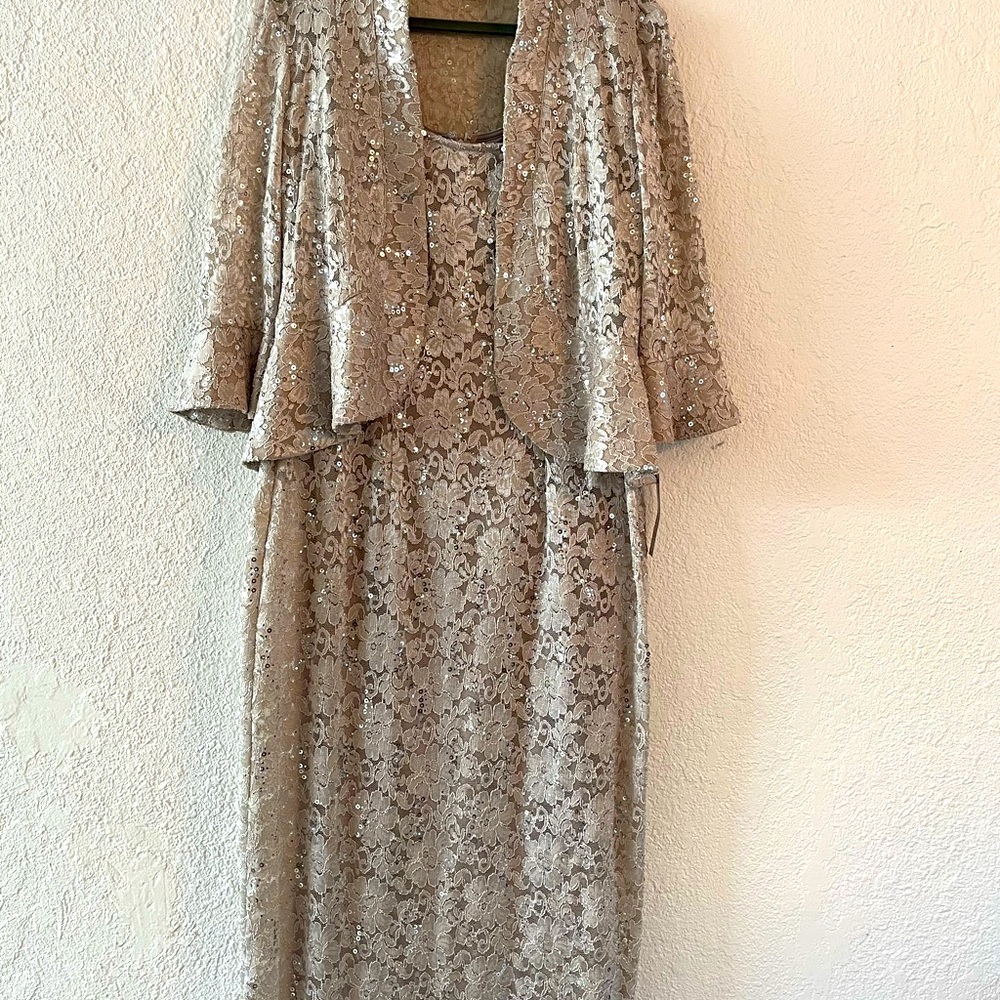 Beautiful R&M Richards Dress. Mother of the bride! lined, champagne